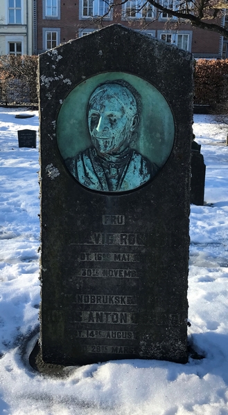 Portrett på gravstein (Vår Frelsers gravlund i Oslo)